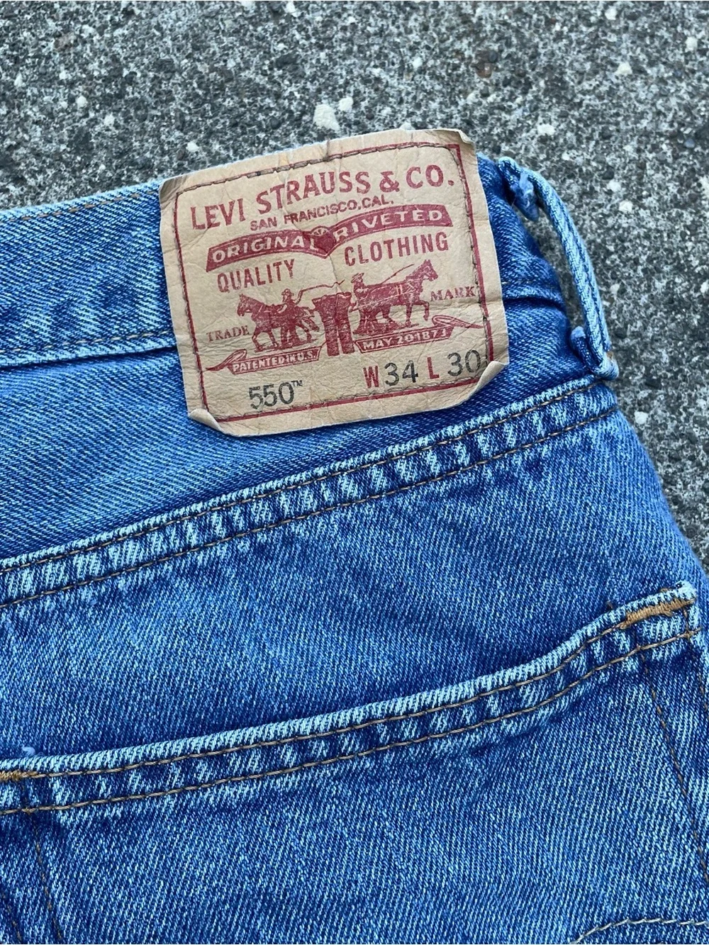 Darkwash Levi’s 550 cutoff jorts size 34